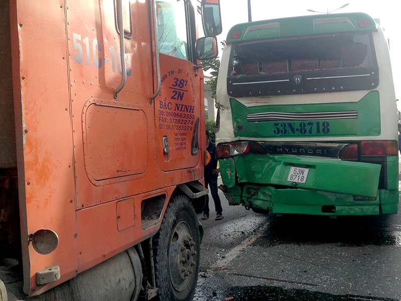 Đầu và đuôi hai phương tiện bị hư hỏng sau vụ va chạm